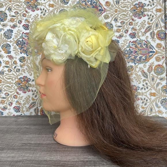 Vintage Couture‎ 1950’s Fascinator Hat Yellow/White Flowers Veiled with/Felt Bow - Picture 3 of 15